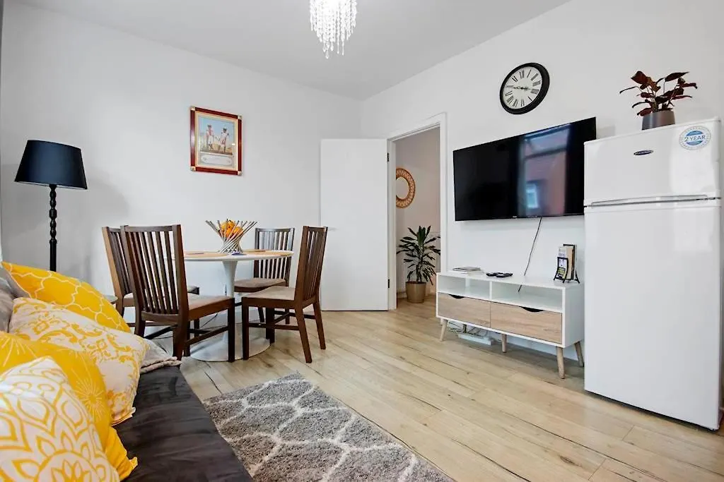 Apartment Canning Town 4 Bed Flat Sleeps 7- For Groups, Families And Contractors- With Free Parking London