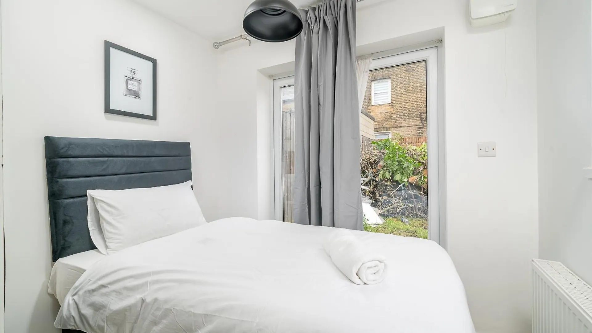 Canning Town 4 Bed Flat Sleeps 7- For Groups, Families And Contractors- With Free Parking London