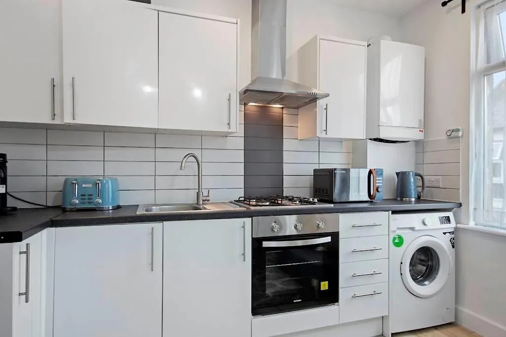 Apartment Canning Town 4 Bed Flat Sleeps 7- For Groups, Families And Contractors- With Free Parking London