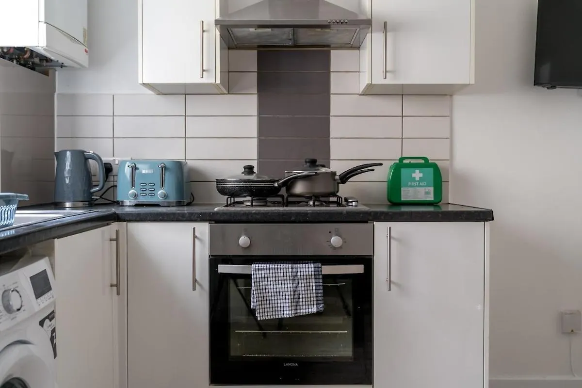 Apartment Canning Town 4 Bed Flat Sleeps 7- For Groups, Families And Contractors- With Free Parking London
