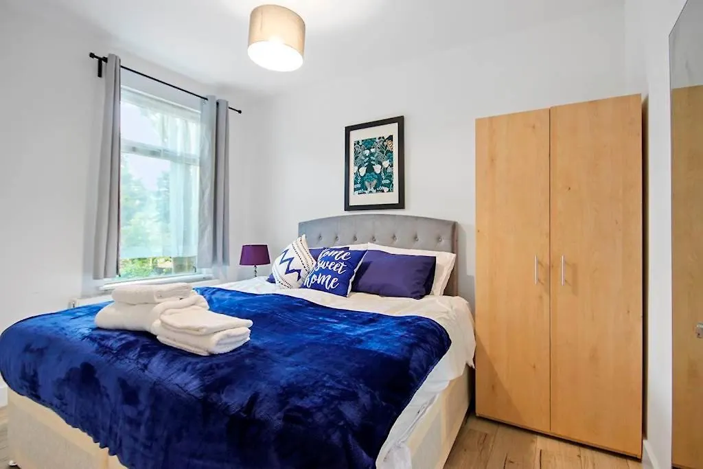 Canning Town 4 Bed Flat Sleeps 7- For Groups, Families And Contractors- With Free Parking London 0*,  United Kingdom