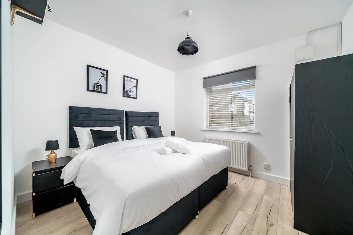 Apartment Canning Town 4 Bed Flat Sleeps 7- For Groups, Families And Contractors- With Free Parking London