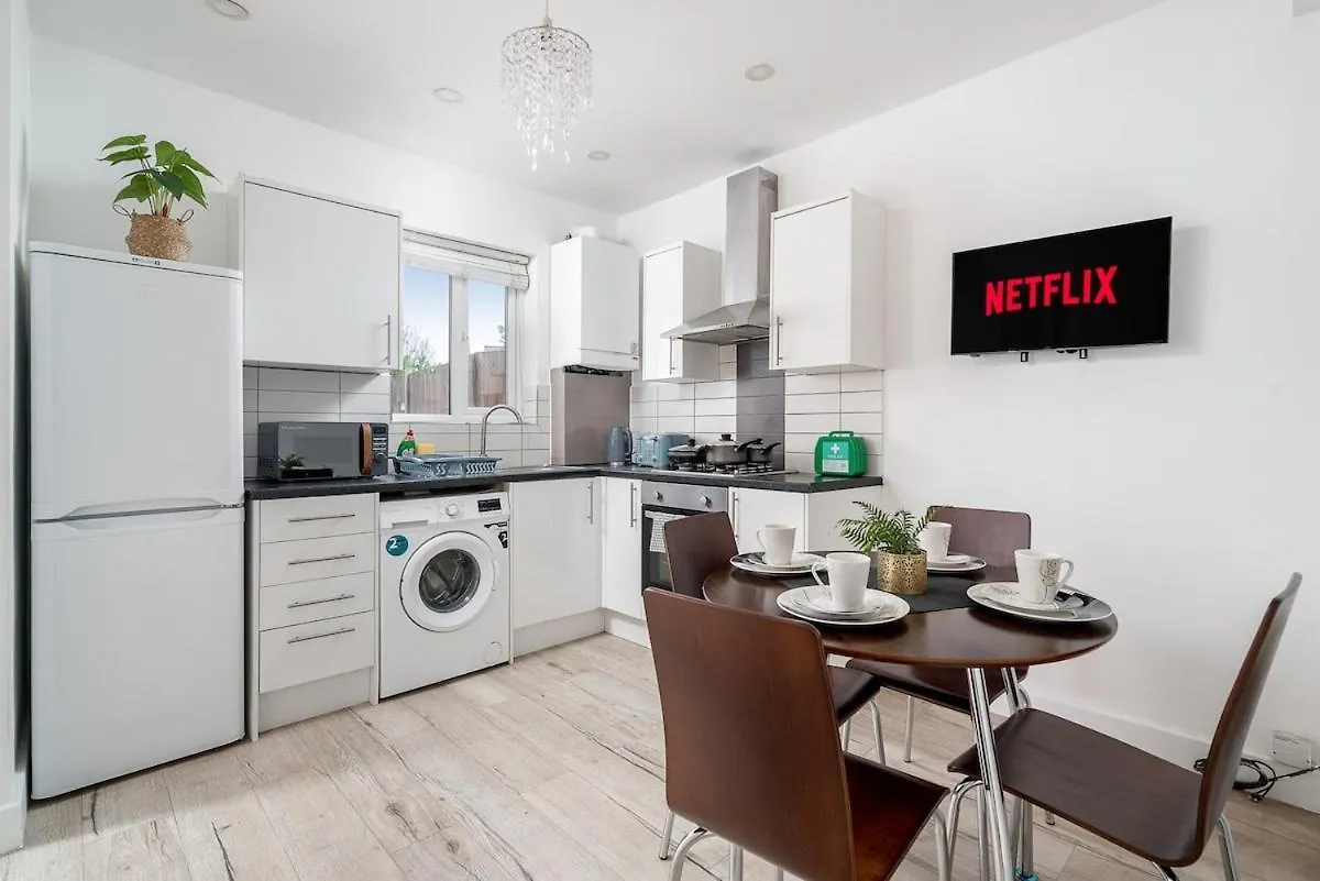 Canning Town 4 Bed Flat Sleeps 7- For Groups, Families And Contractors- With Free Parking London Apartment