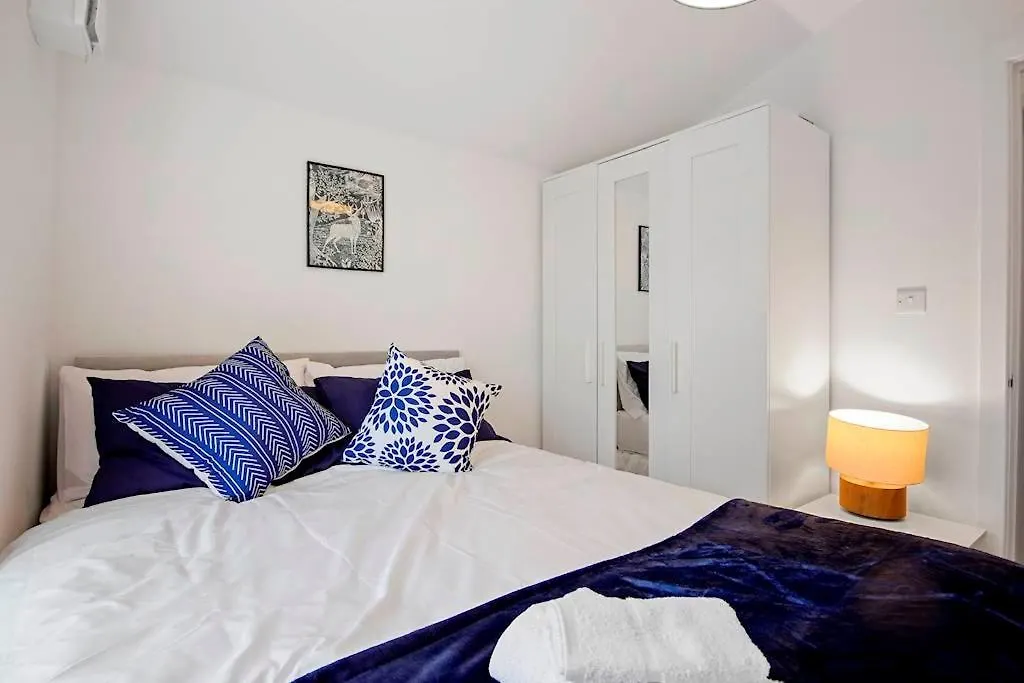 Canning Town 4 Bed Flat Sleeps 7- For Groups, Families And Contractors- With Free Parking London Apartment