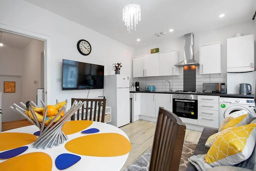 Canning Town 4 Bed Flat Sleeps 7- For Groups, Families And Contractors- With Free Parking London
