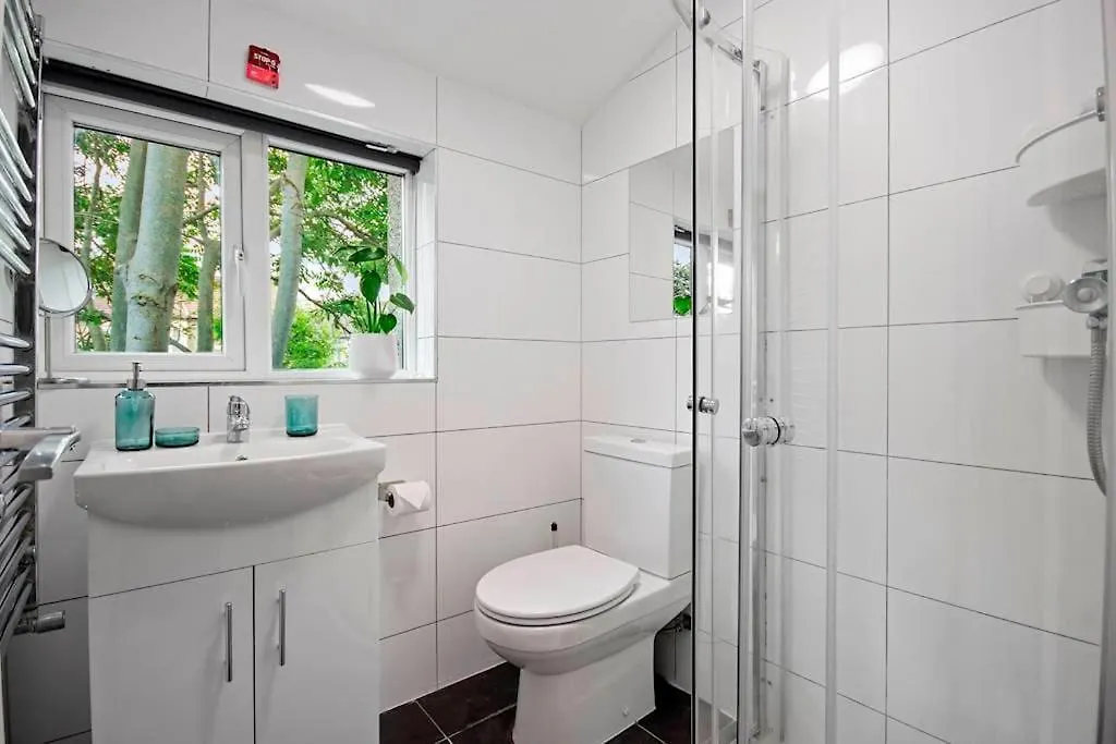 Canning Town 4 Bed Flat Sleeps 7- For Groups, Families And Contractors- With Free Parking London 0*,
