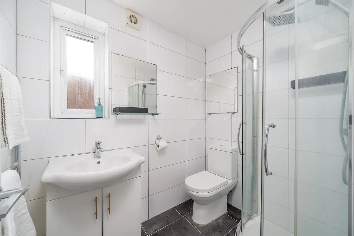 Apartment Canning Town 4 Bed Flat Sleeps 7- For Groups, Families And Contractors- With Free Parking London