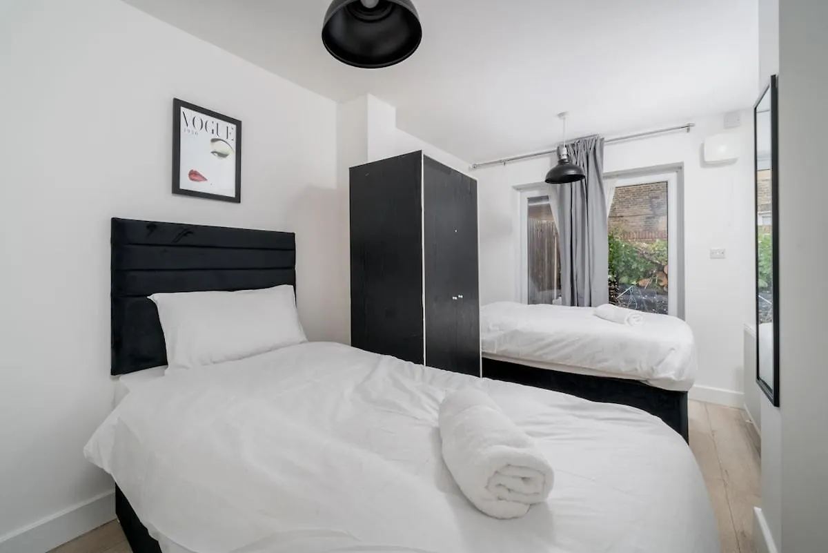 Canning Town 4 Bed Flat Sleeps 7- For Groups, Families And Contractors- With Free Parking London Apartment