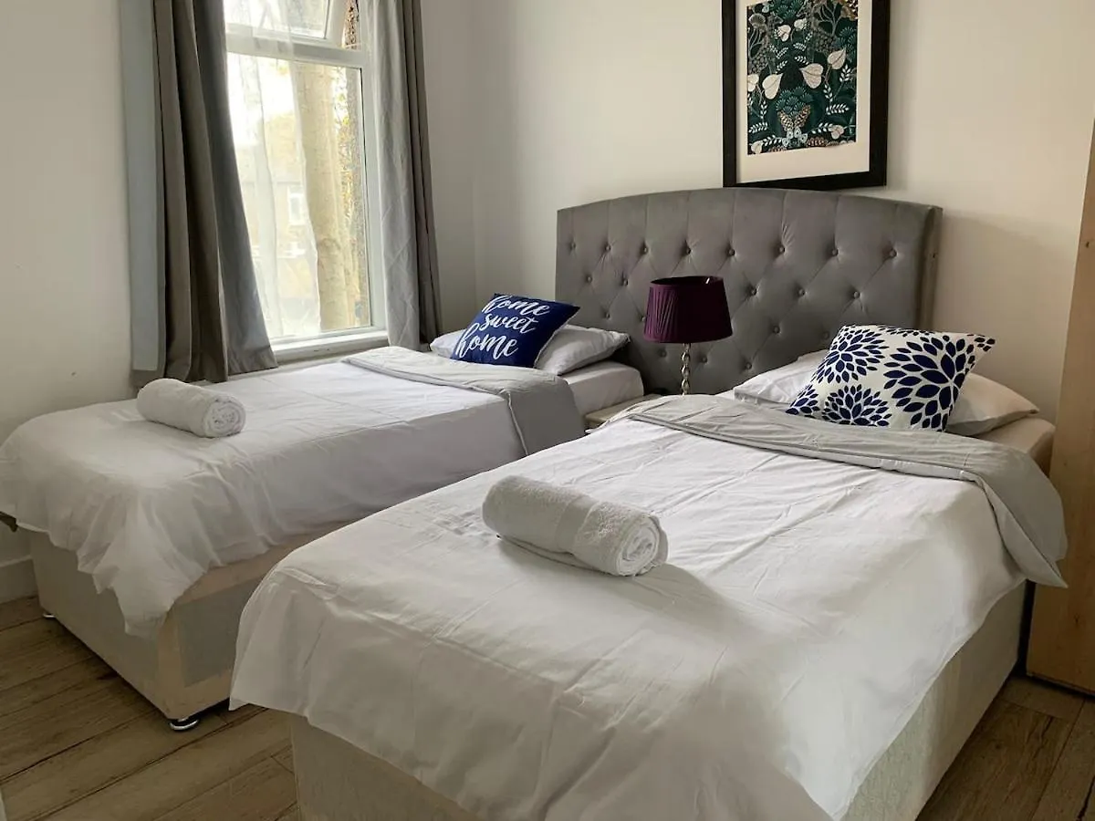 Canning Town 4 Bed Flat Sleeps 7- For Groups, Families And Contractors- With Free Parking London 0*,  United Kingdom