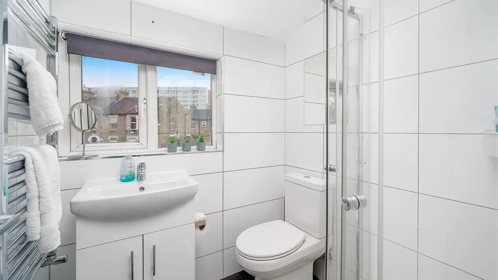 Canning Town 4 Bed Flat Sleeps 7- For Groups, Families And Contractors- With Free Parking London