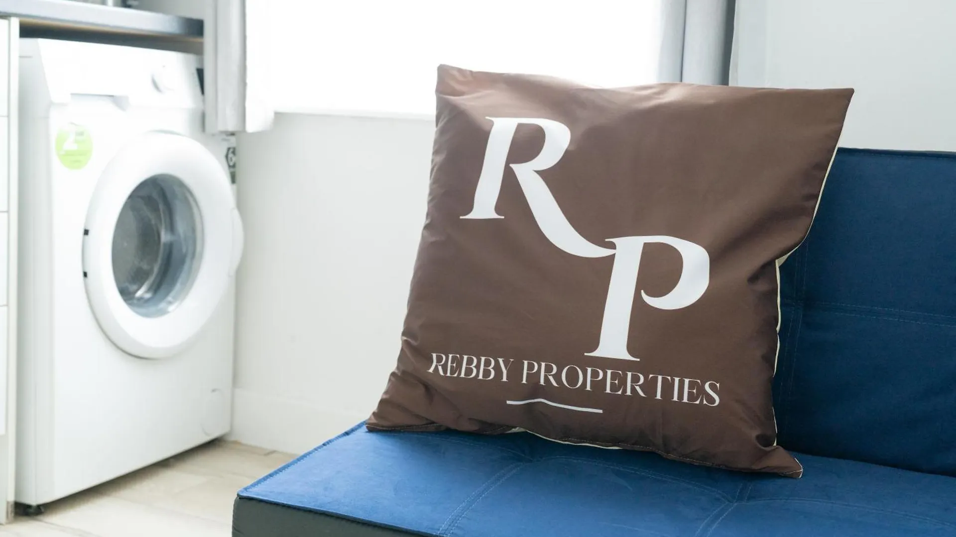 Canning Town 4 Bed Flat Sleeps 7- For Groups, Families And Contractors- With Free Parking London