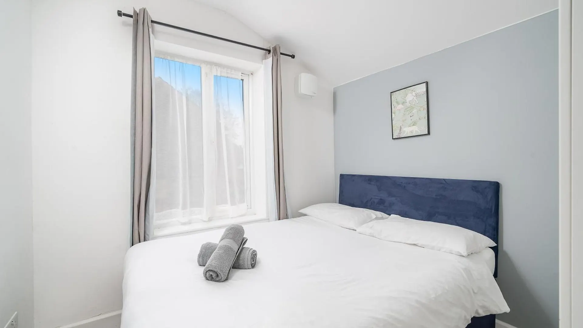 Canning Town 4 Bed Flat Sleeps 7- For Groups, Families And Contractors- With Free Parking London