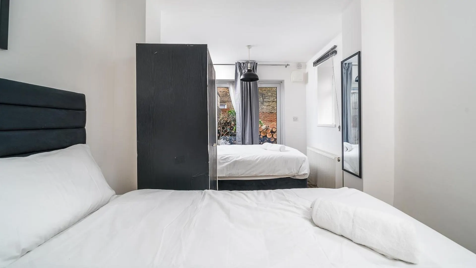 Canning Town 4 Bed Flat Sleeps 7- For Groups, Families And Contractors- With Free Parking London